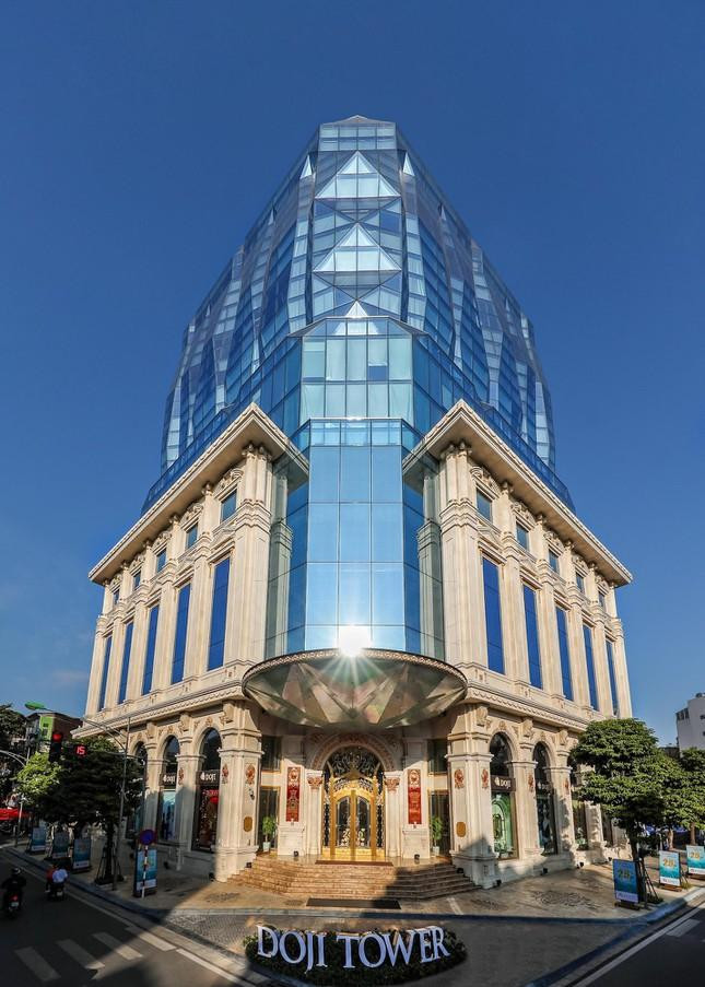 Doji Tower là một tòa nhà văn phòng hạng A tọa lạc ngay ngã tư Lê Duẩn - Nguyễn Thái Học. Công trình có quy mô 16 tầng nổi và 3 tầng hầm, trong đó mỗi mặt sàn rộng khoảng 600 m2. Điểm đặc biệt của tòa nhà là sử dụng các tấm kính phản chiếu ánh mặt trời, vừa giảm nhiệt của khu văn phòng, vừa tạo nên hiệu ứng ánh sáng lấp lánh như viên kim cương khổng lồ. Ban đêm, hệ thống đèn led hoạt động liên tục, tạo sự ấn tượng cho người đi đường. Doji Tower là một tòa nhà văn phòng hạng A tọa lạc ngay ngã tư Lê Duẩn - Nguyễn Thái Học. Công trình có quy mô 16 tầng nổi và 3 tầng hầm, trong đó mỗi mặt sàn rộng khoảng 600 m2. Điểm đặc biệt của tòa nhà là sử dụng các tấm kính phản chiếu ánh mặt trời, vừa giảm nhiệt của khu văn phòng, vừa tạo nên hiệu ứng ánh sáng lấp lánh như viên kim cương khổng lồ. Ban đêm, hệ thống đèn led hoạt động liên tục, tạo sự ấn tượng cho người đi đường.