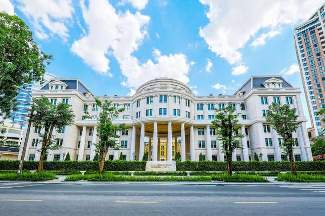 Ngoài các tòa nhà do các tập đoàn tư nhân đầu tư, nhiều công trình của Nhà nước mới xây dựng cũng hiện đại không kém. Một trong số đó là trụ sở mới của Tòa án nhân dân tối cao trên phố Hai Bà Trưng, quận Hoàn Kiếm. Dự án được xây dựng trên diện tích 6.417 m2 với quy mô 6 tầng nổi và 4 tầng hầm, mang phong cách kiến trúc tân cổ điển. Ngoài các tòa nhà do các tập đoàn tư nhân đầu tư, nhiều công trình của Nhà nước mới xây dựng cũng hiện đại không kém. Một trong số đó là trụ sở mới của Tòa án nhân dân tối cao trên phố Hai Bà Trưng, quận Hoàn Kiếm. Dự án được xây dựng trên diện tích 6.417 m2 với quy mô 6 tầng nổi và 4 tầng hầm, mang phong cách kiến trúc tân cổ điển.