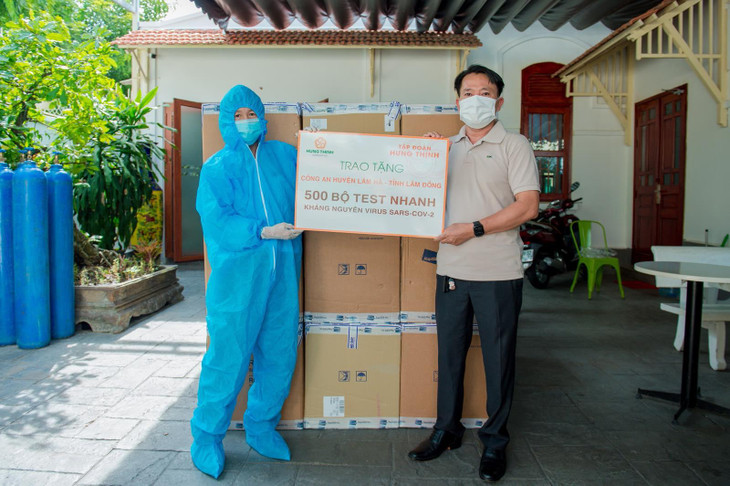 Đại diện Tập đoàn Hưng Thịnh trao tặng 500 bộ kit xét nghiệm nhanh SARS-CoV-2 cho huyện Lâm Hà, tỉnh Lâm Đồng