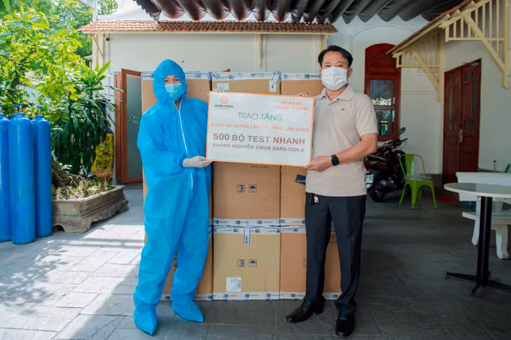 Đại diện Tập đoàn Hưng Thịnh trao tặng 500 bộ kit xét nghiệm nhanh SARS-CoV-2 cho huyện Lâm Hà, tỉnh Lâm Đồng