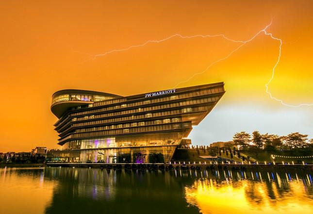 Với tổng diện tích khu phòng họp và hội nghị lên đến 3.600 m2, khách sạn JW Marriott là địa điểm tổ chức nhiều sự kiện lớn, nhỏ. Cựu Tổng thống Mỹ Barack Obama và Donald Trump từng nghỉ tại đây khi đến Hà Nội... Với tổng diện tích khu phòng họp và hội nghị lên đến 3.600 m2, khách sạn JW Marriott là địa điểm tổ chức nhiều sự kiện lớn, nhỏ. Cựu Tổng thống Mỹ Barack Obama và Donald Trump từng nghỉ tại đây khi đến Hà Nội...