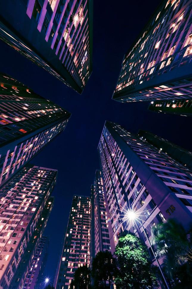 Điểm nhấn hiện đại trên nhiều tuyến phố không thể không kể đến trung tâm thương mại và chung cư. Trong ảnh là khu căn hộ Park Hill - Times City (quận Hoàng Mai), một trong những khu đô thị mới hiện đại gần trung tâm Thành phố. Khu căn hộ gần cầu Vĩnh Tuy, kết nối thuận tiện với cửa ngõ phía Đông vào Thành phố bằng tuyến đường Vành đai 2 đang xây dựng. Điểm nhấn hiện đại trên nhiều tuyến phố không thể không kể đến trung tâm thương mại và chung cư. Trong ảnh là khu căn hộ Park Hill - Times City (quận Hoàng Mai), một trong những khu đô thị mới hiện đại gần trung tâm Thành phố. Khu căn hộ gần cầu Vĩnh Tuy, kết nối thuận tiện với cửa ngõ phía Đông vào Thành phố bằng tuyến đường Vành đai 2 đang xây dựng.