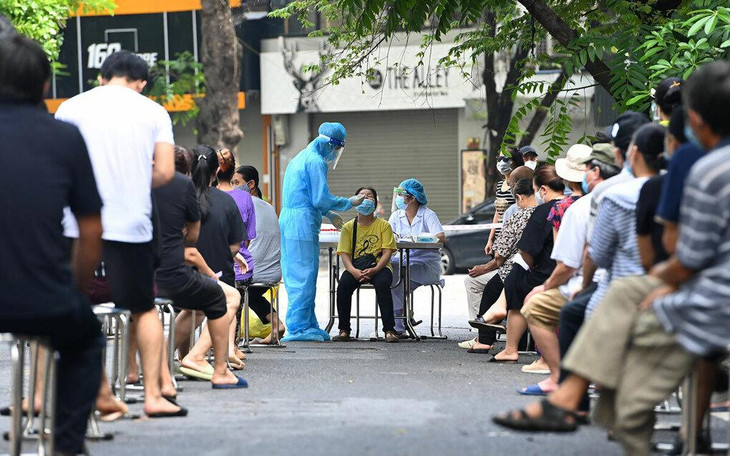 Nhân viên y tế lấy mẫu dân cư phường Lê Đại Hành, Hà Nội Nhân viên y tế lấy mẫu dân cư phường Lê Đại Hành, Hà Nội
