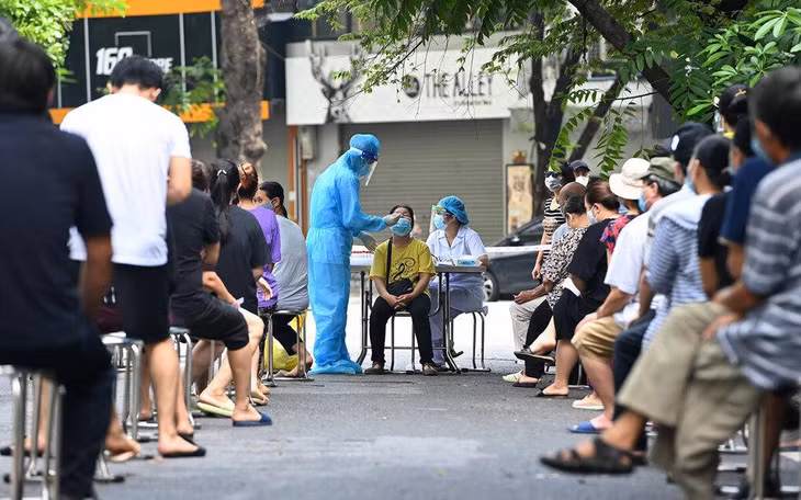 Nhân viên y tế lấy mẫu dân cư phường Lê Đại Hành, Hà Nội