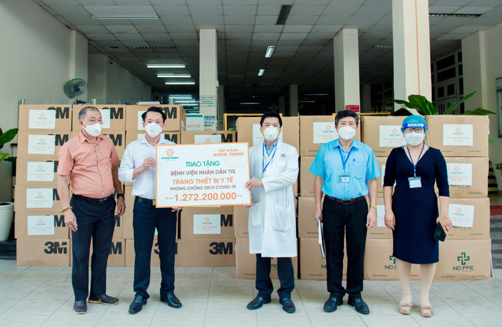 Đại diện Tập đoàn Hưng Thịnh hỗ trợ trang thiết bị y tế cho Bệnh viện Nhân dân 115