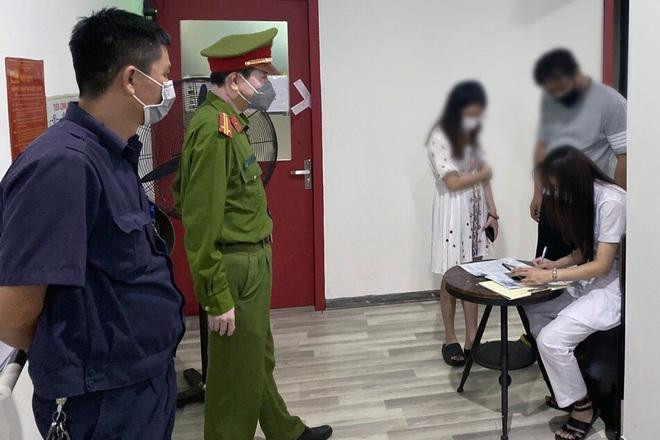 Lực lượng chức năng lập biên bản cơ sở và các cá nhân vi phạm (Ảnh: Công an Hà Nội)