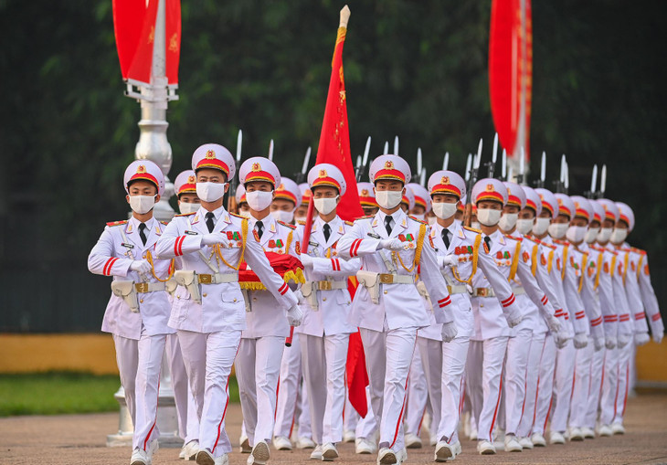 Đội hình thực hiện lễ thượng cờ gồm 37 chiến sĩ. Dẫn đầu là Quân kỳ quyết thắng, sau đó là 34 tiêu binh tượng trưng cho 34 chiến sĩ đầu tiên của Đội Việt Nam tuyên truyền giải phóng quân, tiền thân của Quân đội Nhân dân Việt Nam