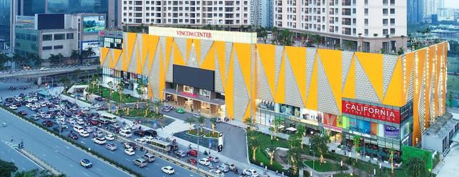 Tương tự là tổ hợp tiện ích cao cấp D Capitale Trần Duy Hưng (quận Cầu Giấy) với khối đế 5 tầng dành cho trung tâm thương mại. Tổng diện tích 50.309 m2, gồm 6 tòa nhà với nhiều tiện ích như bể bơi, vườn sinh thái, skybar, sân thể thao... Tương tự là tổ hợp tiện ích cao cấp D Capitale Trần Duy Hưng (quận Cầu Giấy) với khối đế 5 tầng dành cho trung tâm thương mại. Tổng diện tích 50.309 m2, gồm 6 tòa nhà với nhiều tiện ích như bể bơi, vườn sinh thái, skybar, sân thể thao...