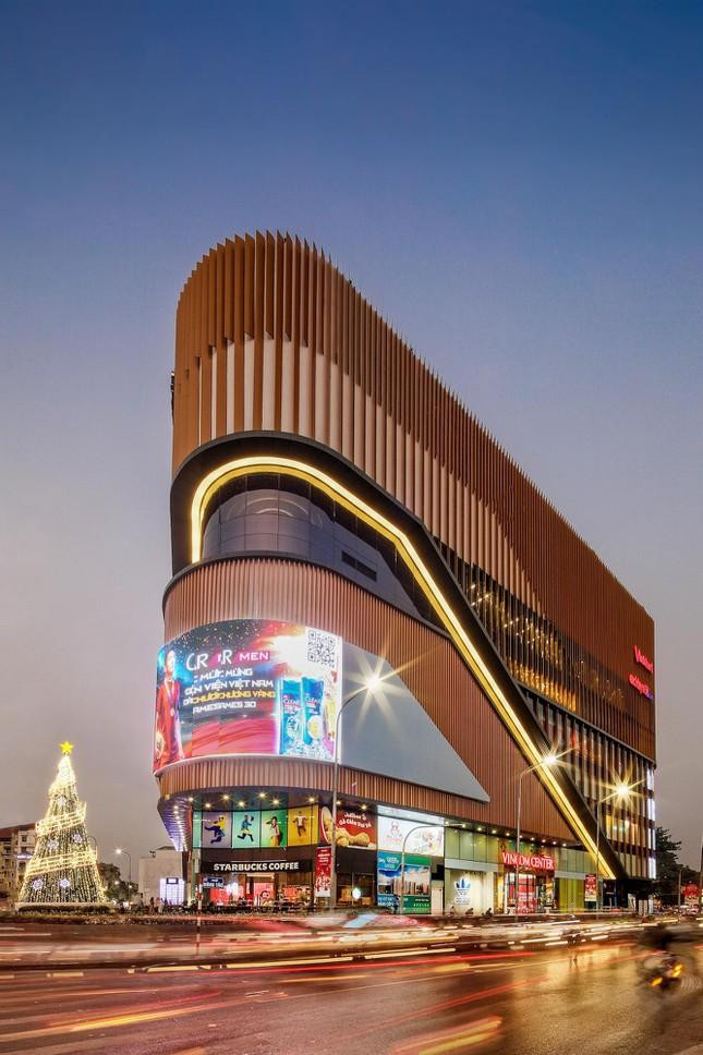 Vincom Center Phạm Ngọc Thạch (quận Đống Đa), là tổ hợp mua sắm, vui chơi, giải trí và ẩm thực theo tiêu chuẩn quốc tế với 8 tầng nổi và diện tích mặt sàn bán lẻ tới gần 18.900 m2. Vincom Center Phạm Ngọc Thạch (quận Đống Đa), là tổ hợp mua sắm, vui chơi, giải trí và ẩm thực theo tiêu chuẩn quốc tế với 8 tầng nổi và diện tích mặt sàn bán lẻ tới gần 18.900 m2.