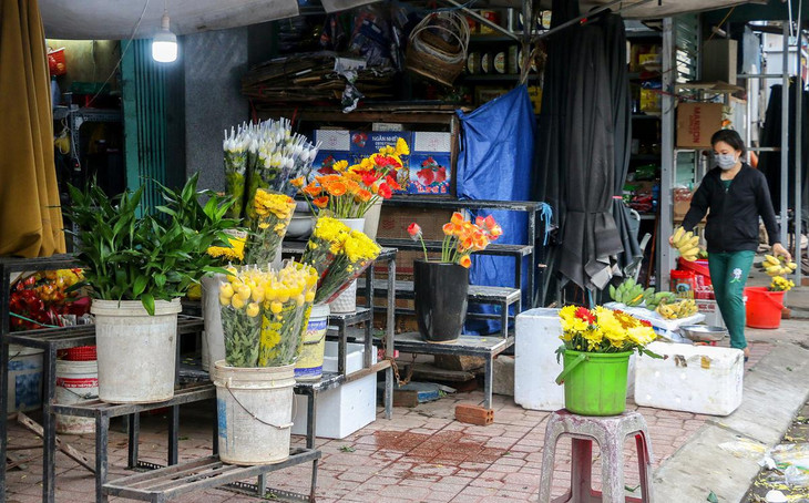 Tại khu vực chợ Xóm Mới, một số cửa tiệm tạp hóa và kinh doanh hoa đã mở bán trở lại.