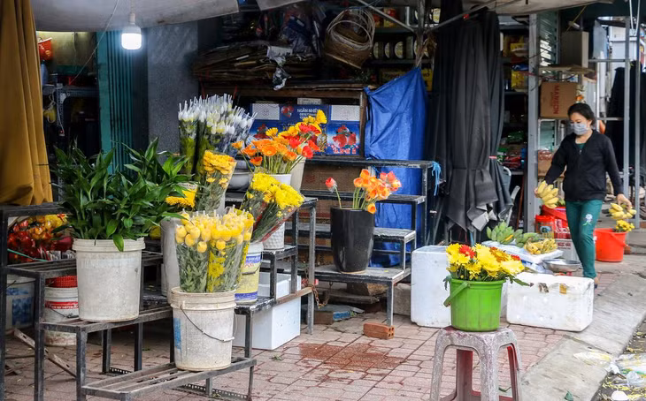 Tại khu vực chợ Xóm Mới, một số cửa tiệm tạp hóa và kinh doanh hoa đã mở bán trở lại.