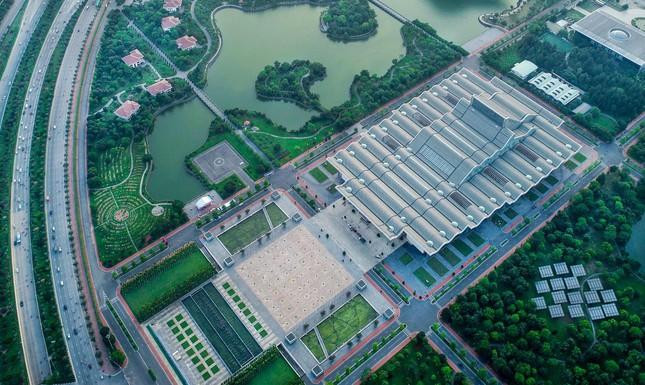 Trung tâm Hội nghị Quốc gia (NCC) khánh thành năm 2005. Công trình có tổng diện tích 64 ha, bao gồm các hạng mục tòa nhà chính, khuôn viên cây xanh, quảng trường nước, khu vực đỗ xe ngoài trời, gara để xe ngầm, sân bay trực thăng và các hạng mục phụ trợ khác. NCC là trung tâm hội nghị đạt tiêu chuẩn quốc tế tổ chức nhiều sự kiện lớn trong và ngoài nước với sự tham gia của hàng nghìn người, Trung tâm Hội nghị Quốc gia (NCC) khánh thành năm 2005. Công trình có tổng diện tích 64 ha, bao gồm các hạng mục tòa nhà chính, khuôn viên cây xanh, quảng trường nước, khu vực đỗ xe ngoài trời, gara để xe ngầm, sân bay trực thăng và các hạng mục phụ trợ khác. NCC là trung tâm hội nghị đạt tiêu chuẩn quốc tế tổ chức nhiều sự kiện lớn trong và ngoài nước với sự tham gia của hàng nghìn người,