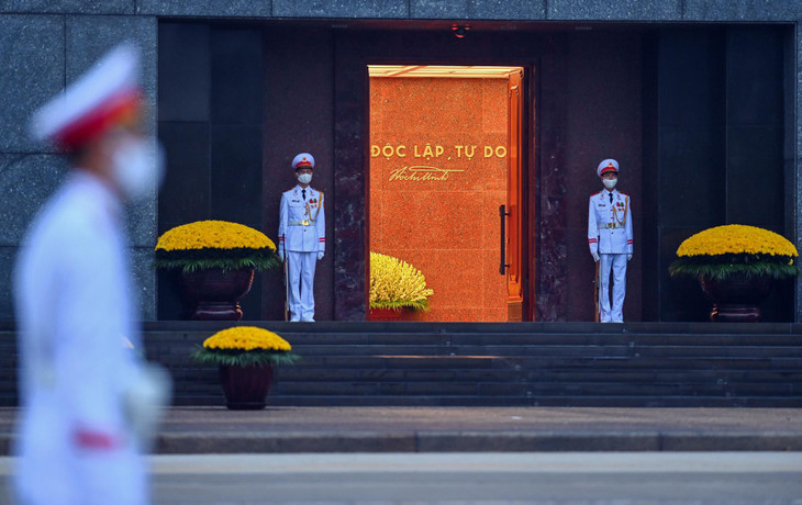 Khi lực lượng tiêu binh chuẩn bị làm lễ là lúc cửa Lăng Bác được mở ra. Bên trong nổi bật dòng chữ: Không có gì quý hơn độc lập, tự do