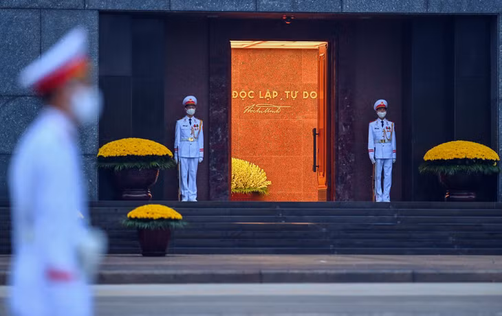 Khi lực lượng tiêu binh chuẩn bị làm lễ là lúc cửa Lăng Bác được mở ra. Bên trong nổi bật dòng chữ: Không có gì quý hơn độc lập, tự do