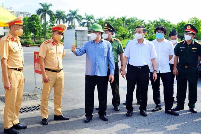 Ban Thường vụ Thành ủy Hà Nội đã yêu cầu thành phố chỉ đạo tiếp thu nghiêm túc, cầu thị các ý kiến để kịp thời điều chỉnh việc cấp và kiểm tra giấy đi đường phù hợp thực tiễn