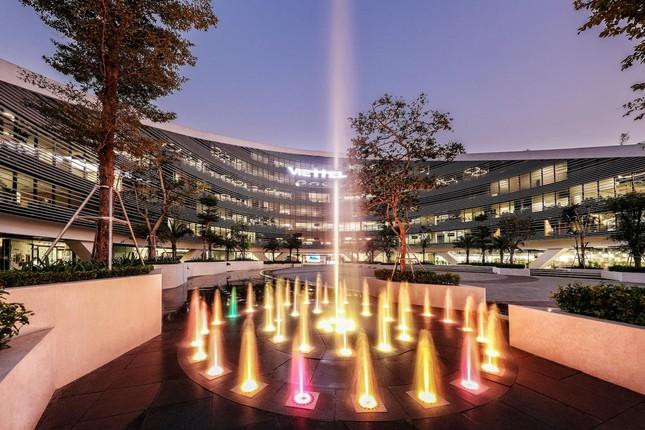 Theo thiết kế, phần mái của trụ sở Viettel được làm một cách sáng tạo với vườn cây và giếng trời giúp đón ánh sáng và tránh nóng tự nhiên. Theo thiết kế, phần mái của trụ sở Viettel được làm một cách sáng tạo với vườn cây và giếng trời giúp đón ánh sáng và tránh nóng tự nhiên.