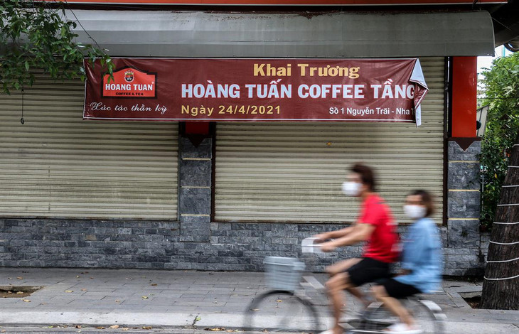 Một số quán cà phê vẫn đóng cửa. Theo quy định mới, các cơ sở kinh doanh dịch vụ ăn uống ở &quot;vùng xanh&quot;, &quot;vùng vàng&quot; được hoạt động trở lại (chỉ bán mang về). Chủ cơ sở kinh doanh phải đăng ký với chính quyền địa phương và đáp ứng đủ các quy định phòng chống dịch mới được cho phép mở cửa hoạt động.