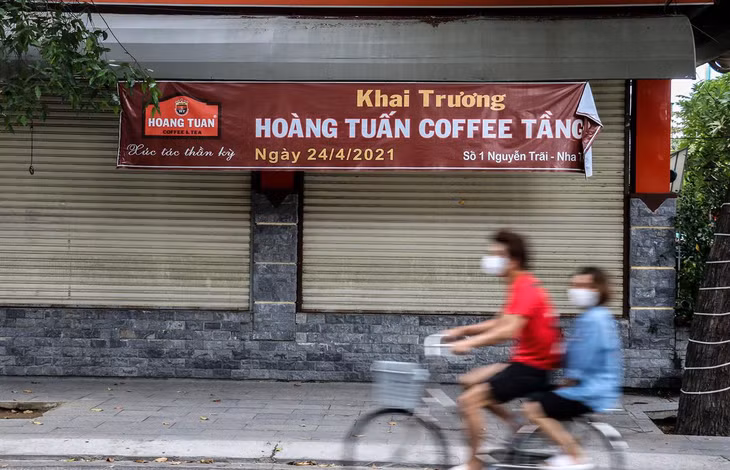 Một số quán cà phê vẫn đóng cửa. Theo quy định mới, các cơ sở kinh doanh dịch vụ ăn uống ở "vùng xanh", "vùng vàng" được hoạt động trở lại (chỉ bán mang về). Chủ cơ sở kinh doanh phải đăng ký với chính quyền địa phương và đáp ứng đủ các quy định phòng chống dịch mới được cho phép mở cửa hoạt động.