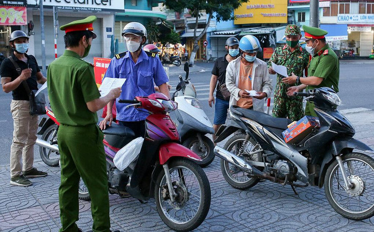 Lực lượng chức năng kiểm tra giấy đi đường ngày đầu Đà Nẵng cách ly xã hội "cao hơn chỉ thị 16" Lực lượng chức năng kiểm tra giấy đi đường ngày đầu Đà Nẵng cách ly xã hội "cao hơn chỉ thị 16"
