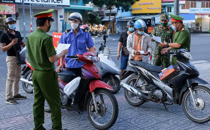 Lực lượng chức năng kiểm tra giấy đi đường ngày đầu Đà Nẵng cách ly xã hội "cao hơn chỉ thị 16"