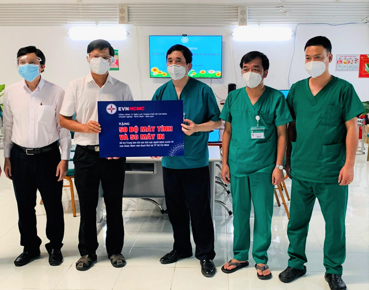 Ông Lê Văn Minh – Chủ tịch Công đoàn EVNHCMC (thứ 2 từ trái sang) trao tặng 50 bộ máy tính và 50 máy in cho Bệnh viện Bạch Mai tại TP. Hồ Chí Minh