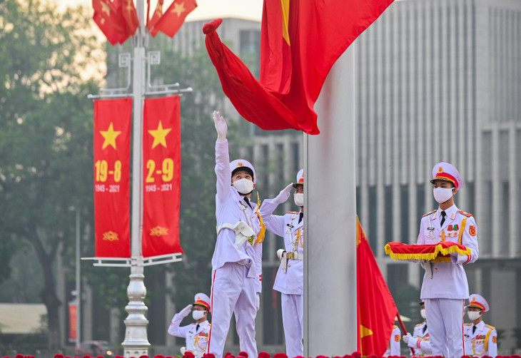 Đúng 6h, khi Quốc ca vang lên, người lính tung cờ và Quốc kỳ được kéo lên cột cờ cao 29 m