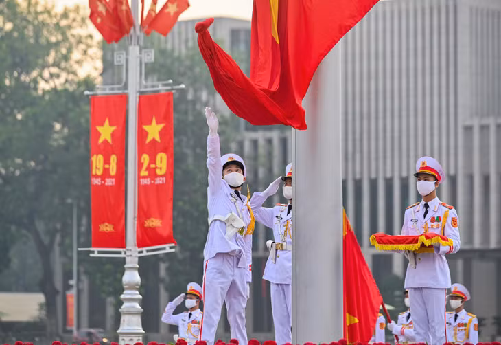 Đúng 6h, khi Quốc ca vang lên, người lính tung cờ và Quốc kỳ được kéo lên cột cờ cao 29 m