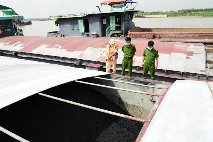 Số lượng lớn than không rõ nguồn gốc bị phát hiện. Số lượng lớn than không rõ nguồn gốc bị phát hiện.