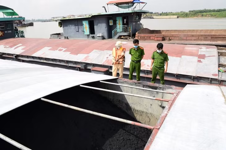 Số lượng lớn than không rõ nguồn gốc bị phát hiện.