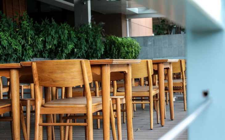 Tại các con phố lớn như Trần Phú, Nguyễn Thị Minh Khai, Nguyễn Thiện Thuật, hầu hết cửa hàng ăn uống, nước giải khát vẫn chưa kinh doanh trở lại.