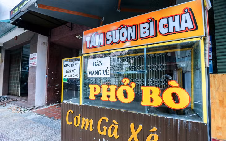 Trong ngày đầu TP Nha Trang nới lỏng giãn cách, hàng quán ở "vùng xanh", "vùng vàng" vẫn đóng cửa im lìm dù đã được chính quyền cho phép mở bán.
