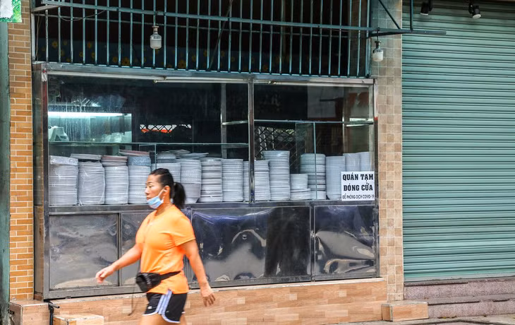 Theo quan sát, một số quán ăn ở TP Nha Trang đã được chủ cho dọn dẹp để chuẩn bị mở bán trở lại.