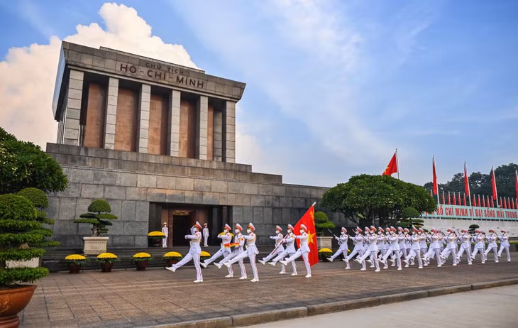 Sau đó, đội tiêu binh diễu hành một vòng qua cửa Lăng Bác rồi trở về vị trí cũ