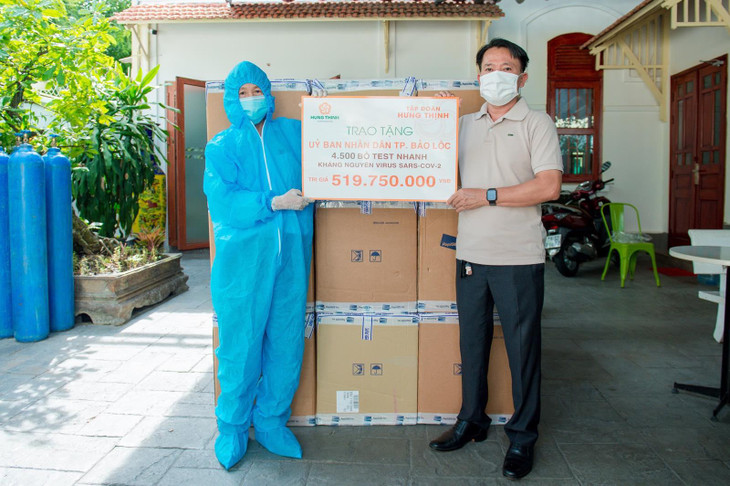 Đại diện Tập đoàn Hưng Thịnh trao tặng 4.500 bộ kit xét nghiệm nhanh SARS-CoV-2 cho UBND TP.Bảo Lộc