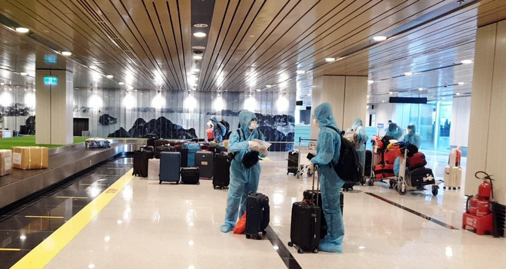 Những hành khách có hộ chiếu vaccine đầu tiên nhập cảnh sân bay Vân Đồn Những hành khách có hộ chiếu vaccine đầu tiên nhập cảnh sân bay Vân Đồn