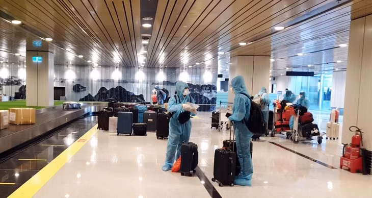 Những hành khách có hộ chiếu vaccine đầu tiên nhập cảnh sân bay Vân Đồn