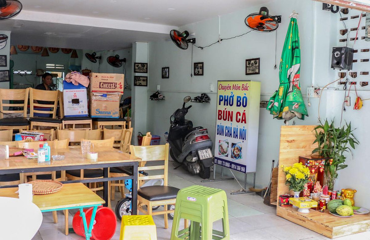 &quot;Mình có nghe thông tin hàng quán được mở lại, nhưng không theo dõi kỹ vì cũng chưa có ý định buôn bán vào lúc này&quot;, anh Toàn, chủ quán ăn trên đường Tô Hiến Thành, cho biết.