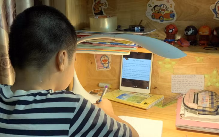 Học sinh học trực tuyến tại nhà