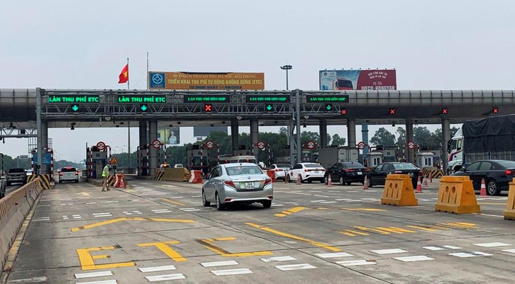 Phương tiện lưu thông vào làn thu phí tự động không dừng.