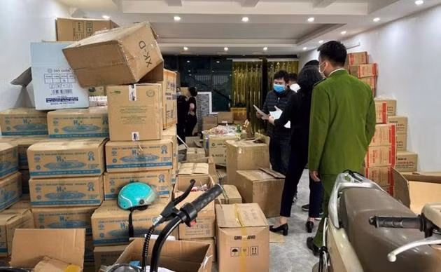 Lực lượng chức năng kiểm tra, phát hiện lô hàng hoá.