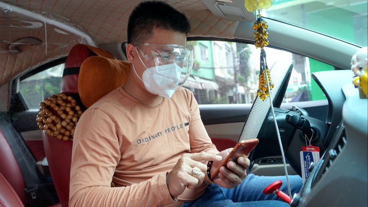 Giá xăng liên tục lập đỉnh, trong khi nhu cầu di chuyển giảm mạnh khiến các tài xế công nghệ tại TP.HCM khốn đốn.