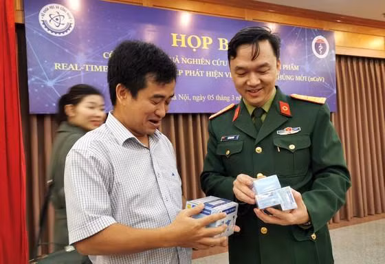 Phan Quốc Việt, Chủ tịch HĐQT kiêm Tổng giám đốc Công ty Cổ phần Công nghệ Việt Á và thượng tá Hồ Anh Sơn tại buổi họp báo công bố kết quả nghiên cứu chế tạo bộ kit phát hiện SARS-CoV-2 do Học viện Quân y và Công ty cổ phần Công nghệ Việt Á phối hợp thực hiện.