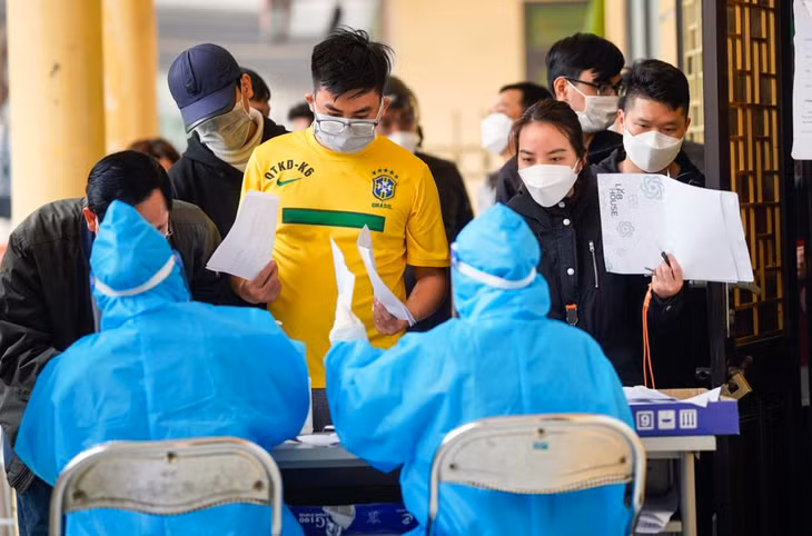 Người dân xếp hàng xin giấy xác nhận cách ly