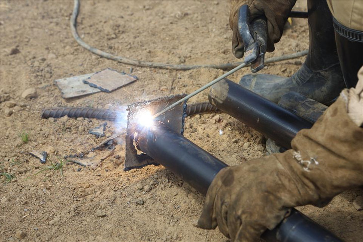 Theo đại diện chủ đầu tư, tuy thời tiết thuận lợi nhưng khó khăn của dự án vẫn là thiếu hàng triệu mét khối đất đá đào đắp. Để tháo gỡ, tỉnh Khánh Hoà đang gấp rút hoàn thiện việc cấp phép khai thác cho 13 mỏ (với tổng trữ lượng là 5,34 triệu m3) và nâng công suất khai thác 4 mỏ với công suất khai thác nâng thêm là 0,6 triệu m3/năm.