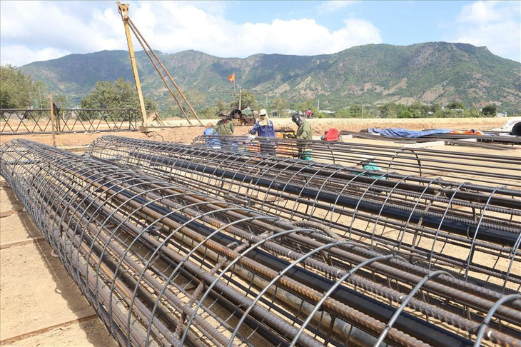 Được biết thời gian tới đây, chủ đầu tư sẽ huy động các phương tiện cơ giới, nhân công tổ chức thảm nhựa những tuyến km đầu tiên. Đại diện chủ đầu tư phấn đấu thảm được 30km, để tới giữa năm sau cơ bản hoàn thành dự án, vượt tiến độ 3 tháng so với kế hoạch ban đầu.