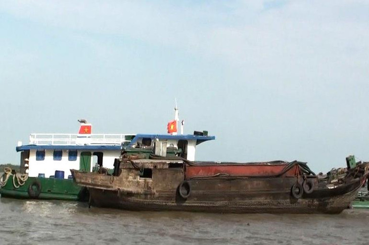 Khu vực phát hiện hai tàu và một xà lan chở gần 500 tấn dầu trên sông Sài Gòn Khu vực phát hiện hai tàu và một xà lan chở gần 500 tấn dầu trên sông Sài Gòn