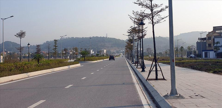 Hạ tầng trong Khu đô thị Bãi Muối cơ bản đã được hoàn thành nhưng chưa đủ điều kiện để bán. Hạ tầng trong Khu đô thị Bãi Muối cơ bản đã được hoàn thành nhưng chưa đủ điều kiện để bán.