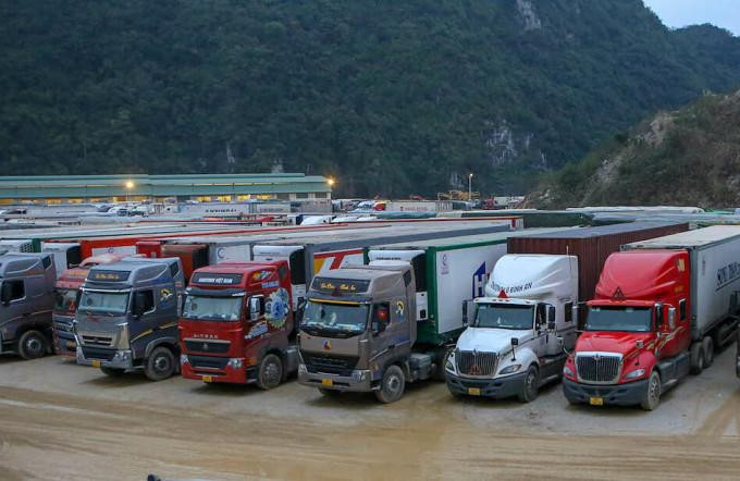 Conainer chở hàng nằm chờ tại bãi xe Bảo Nguyên, gần cửa khẩu Tân Thanh (Lạng Sơn) Conainer chở hàng nằm chờ tại bãi xe Bảo Nguyên, gần cửa khẩu Tân Thanh (Lạng Sơn)