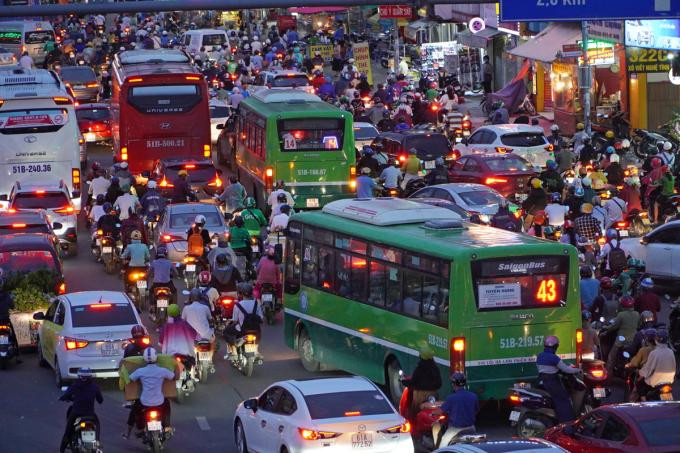 Xe buýt chạy trên đường Xô Viết Nghệ Tĩnh (quận Bình Thạnh) Xe buýt chạy trên đường Xô Viết Nghệ Tĩnh (quận Bình Thạnh)