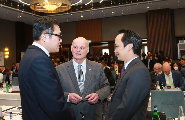 Ông Trịnh Văn Quyết, Chủ tịch FLC trao đổi với khách mời tại sự kiện Ông Trịnh Văn Quyết, Chủ tịch FLC trao đổi với khách mời tại sự kiện